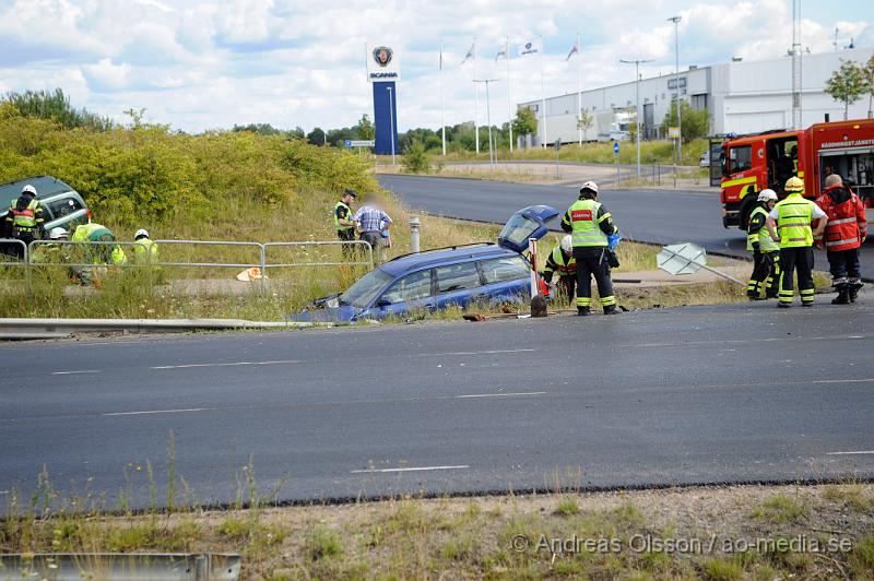 _DSC1722.JPG - Vid 12.20 larmades Räddningstjänst, Ambulans och Polis till väg 13 i höjd med Östra Ljungby där två personbilar kolliderat precis vid påfarten till E4an. Båda bilarna hamnade i diket och man var först påväg att klippa upp den ena bilen men man kunde plocka ut personen i bilen på ett säkert sätt utan att behöva klippa den. Minst en person fördes med ambulans till sjukhus med oklara skador. Viss trafikstörning under räddningsarbetet.