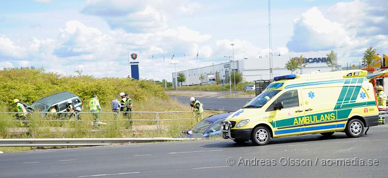 _DSC1724.JPG - Vid 12.20 larmades Räddningstjänst, Ambulans och Polis till väg 13 i höjd med Östra Ljungby där två personbilar kolliderat precis vid påfarten till E4an. Båda bilarna hamnade i diket och man var först påväg att klippa upp den ena bilen men man kunde plocka ut personen i bilen på ett säkert sätt utan att behöva klippa den. Minst en person fördes med ambulans till sjukhus med oklara skador. Viss trafikstörning under räddningsarbetet.