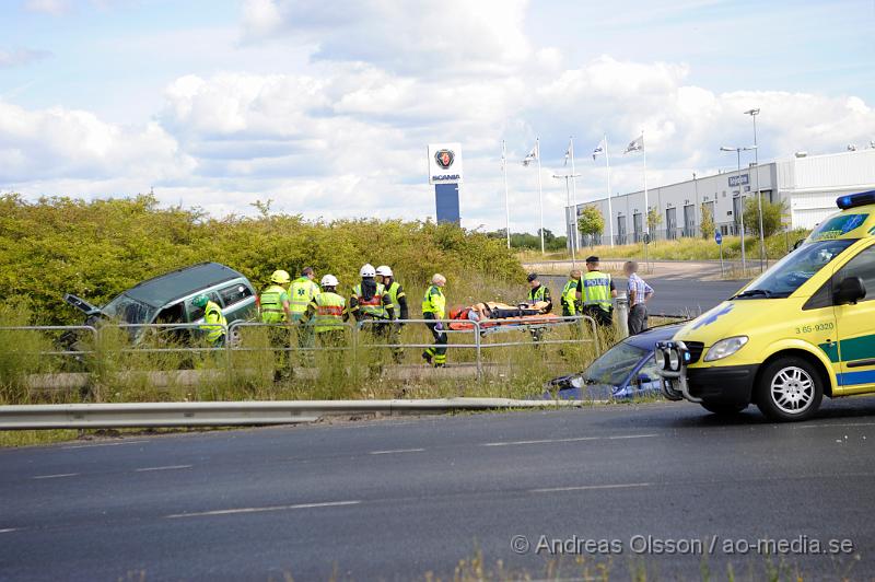 _DSC1726.JPG - Vid 12.20 larmades Räddningstjänst, Ambulans och Polis till väg 13 i höjd med Östra Ljungby där två personbilar kolliderat precis vid påfarten till E4an. Båda bilarna hamnade i diket och man var först påväg att klippa upp den ena bilen men man kunde plocka ut personen i bilen på ett säkert sätt utan att behöva klippa den. Minst en person fördes med ambulans till sjukhus med oklara skador. Viss trafikstörning under räddningsarbetet.