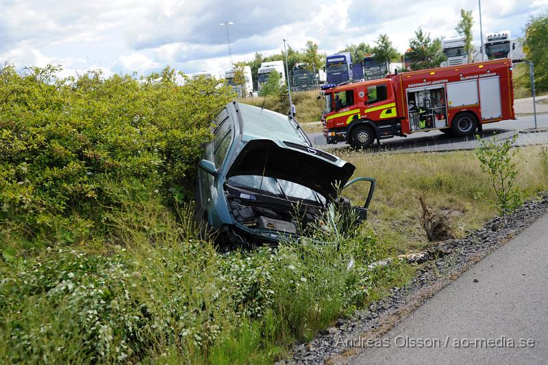 _DSC1728.JPG - Vid 12.20 larmades Räddningstjänst, Ambulans och Polis till väg 13 i höjd med Östra Ljungby där två personbilar kolliderat precis vid påfarten till E4an. Båda bilarna hamnade i diket och man var först påväg att klippa upp den ena bilen men man kunde plocka ut personen i bilen på ett säkert sätt utan att behöva klippa den. Minst en person fördes med ambulans till sjukhus med oklara skador. Viss trafikstörning under räddningsarbetet.