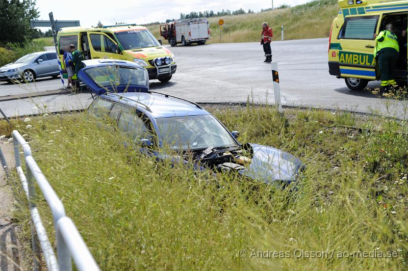 _DSC1730.JPG - Vid 12.20 larmades Räddningstjänst, Ambulans och Polis till väg 13 i höjd med Östra Ljungby där två personbilar kolliderat precis vid påfarten till E4an. Båda bilarna hamnade i diket och man var först påväg att klippa upp den ena bilen men man kunde plocka ut personen i bilen på ett säkert sätt utan att behöva klippa den. Minst en person fördes med ambulans till sjukhus med oklara skador. Viss trafikstörning under räddningsarbetet.