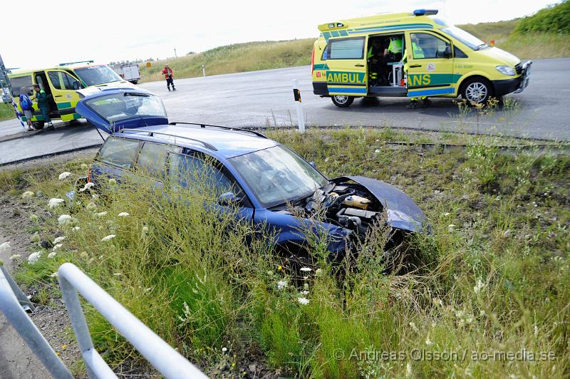 _DSC1732.JPG - Vid 12.20 larmades Räddningstjänst, Ambulans och Polis till väg 13 i höjd med Östra Ljungby där två personbilar kolliderat precis vid påfarten till E4an. Båda bilarna hamnade i diket och man var först påväg att klippa upp den ena bilen men man kunde plocka ut personen i bilen på ett säkert sätt utan att behöva klippa den. Minst en person fördes med ambulans till sjukhus med oklara skador. Viss trafikstörning under räddningsarbetet.