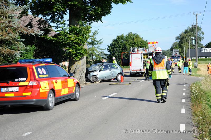 _DSC1748.JPG - Vid 09.20 larmades räddningstjänsten från Åstorp, Ängelholm och Strövelstorp till en trafikolycka på väg 107 strax söder om Strövelstorp där en personbil av oklar anledning kört av vägen och in i ett träd. Där va en person i bilen och denna klämdes fast och det ska ha kommit rök från bilen. Personen fick följa med ambulansen till sjukhuset med oklara skador. Vägen var helt avstängd under räddningsarbetet.