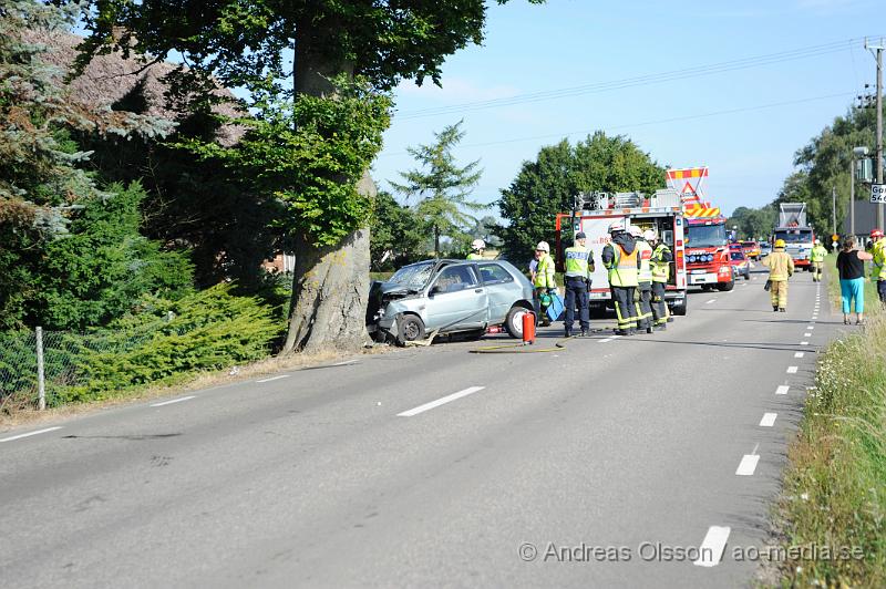 _DSC1750.JPG - Vid 09.20 larmades räddningstjänsten från Åstorp, Ängelholm och Strövelstorp till en trafikolycka på väg 107 strax söder om Strövelstorp där en personbil av oklar anledning kört av vägen och in i ett träd. Där va en person i bilen och denna klämdes fast och det ska ha kommit rök från bilen. Personen fick följa med ambulansen till sjukhuset med oklara skador. Vägen var helt avstängd under räddningsarbetet.