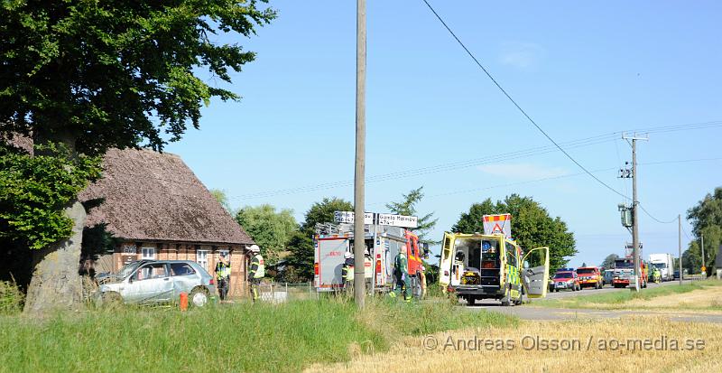 _DSC1753.JPG - Vid 09.20 larmades räddningstjänsten från Åstorp, Ängelholm och Strövelstorp till en trafikolycka på väg 107 strax söder om Strövelstorp där en personbil av oklar anledning kört av vägen och in i ett träd. Där va en person i bilen och denna klämdes fast och det ska ha kommit rök från bilen. Personen fick följa med ambulansen till sjukhuset med oklara skador. Vägen var helt avstängd under räddningsarbetet.