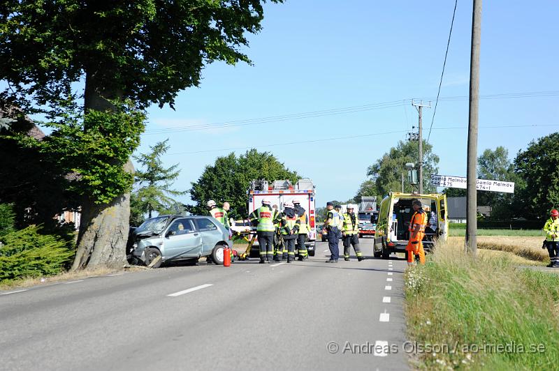 _DSC1754.JPG - Vid 09.20 larmades räddningstjänsten från Åstorp, Ängelholm och Strövelstorp till en trafikolycka på väg 107 strax söder om Strövelstorp där en personbil av oklar anledning kört av vägen och in i ett träd. Där va en person i bilen och denna klämdes fast och det ska ha kommit rök från bilen. Personen fick följa med ambulansen till sjukhuset med oklara skador. Vägen var helt avstängd under räddningsarbetet.