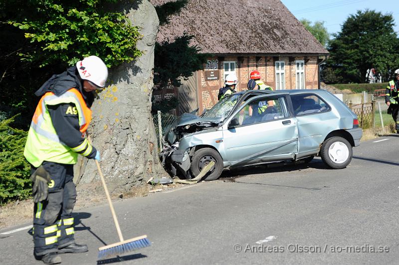 _DSC1756.JPG - Vid 09.20 larmades räddningstjänsten från Åstorp, Ängelholm och Strövelstorp till en trafikolycka på väg 107 strax söder om Strövelstorp där en personbil av oklar anledning kört av vägen och in i ett träd. Där va en person i bilen och denna klämdes fast och det ska ha kommit rök från bilen. Personen fick följa med ambulansen till sjukhuset med oklara skador. Vägen var helt avstängd under räddningsarbetet.