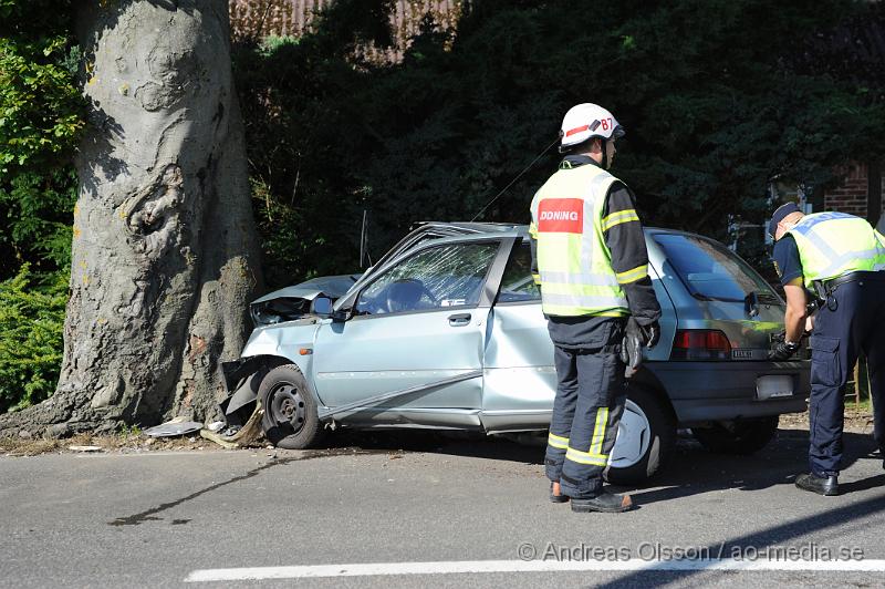 _DSC1758.JPG - Vid 09.20 larmades räddningstjänsten från Åstorp, Ängelholm och Strövelstorp till en trafikolycka på väg 107 strax söder om Strövelstorp där en personbil av oklar anledning kört av vägen och in i ett träd. Där va en person i bilen och denna klämdes fast och det ska ha kommit rök från bilen. Personen fick följa med ambulansen till sjukhuset med oklara skador. Vägen var helt avstängd under räddningsarbetet.