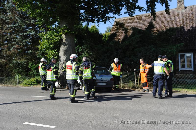 _DSC1759.JPG - Vid 09.20 larmades räddningstjänsten från Åstorp, Ängelholm och Strövelstorp till en trafikolycka på väg 107 strax söder om Strövelstorp där en personbil av oklar anledning kört av vägen och in i ett träd. Där va en person i bilen och denna klämdes fast och det ska ha kommit rök från bilen. Personen fick följa med ambulansen till sjukhuset med oklara skador. Vägen var helt avstängd under räddningsarbetet.