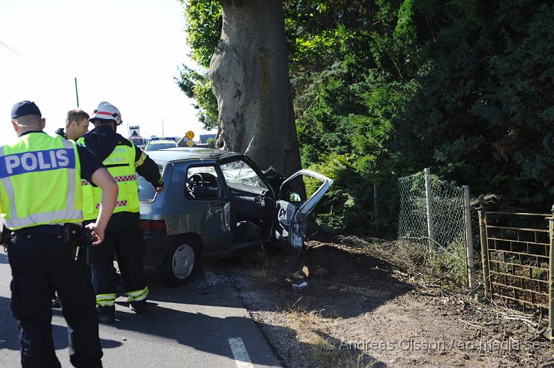 _DSC1760.JPG - Vid 09.20 larmades räddningstjänsten från Åstorp, Ängelholm och Strövelstorp till en trafikolycka på väg 107 strax söder om Strövelstorp där en personbil av oklar anledning kört av vägen och in i ett träd. Där va en person i bilen och denna klämdes fast och det ska ha kommit rök från bilen. Personen fick följa med ambulansen till sjukhuset med oklara skador. Vägen var helt avstängd under räddningsarbetet.