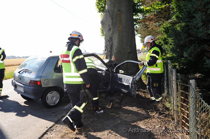 _DSC1764.JPG - Vid 09.20 larmades räddningstjänsten från Åstorp, Ängelholm och Strövelstorp till en trafikolycka på väg 107 strax söder om Strövelstorp där en personbil av oklar anledning kört av vägen och in i ett träd. Där va en person i bilen och denna klämdes fast och det ska ha kommit rök från bilen. Personen fick följa med ambulansen till sjukhuset med oklara skador. Vägen var helt avstängd under räddningsarbetet.