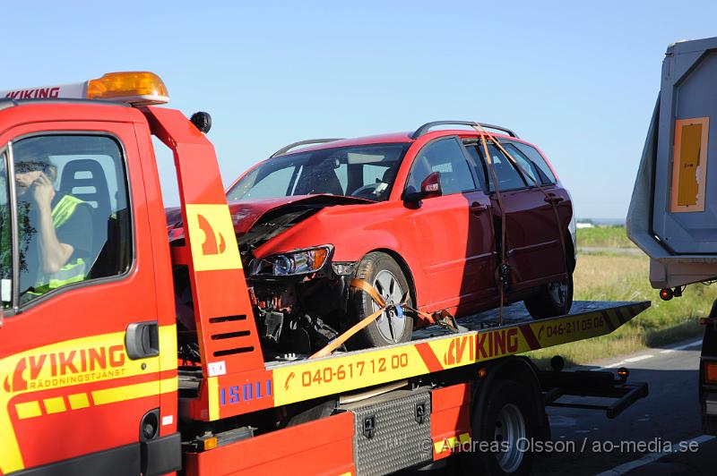 _DSC1733.JPG - Vid 08.15 larmades räddningstjänsten från Åstorp, Kvidinge och Klippan samt flera ambulanser och polis till väg 21 mellan Åstorp och Kvidinge där tre  personbilar av oklar anledning kolliderat. Minst fyra personer fick föras med ambulans till sjukhus, skadeläget oklart. Begränsad framkomlighet under räddnings och bärgningsarbetet.