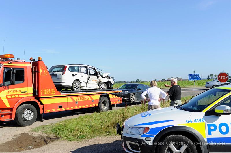 _DSC1740.JPG - Vid 08.15 larmades räddningstjänsten från Åstorp, Kvidinge och Klippan samt flera ambulanser och polis till väg 21 mellan Åstorp och Kvidinge där tre  personbilar av oklar anledning kolliderat. Minst fyra personer fick föras med ambulans till sjukhus, skadeläget oklart. Begränsad framkomlighet under räddnings och bärgningsarbetet.