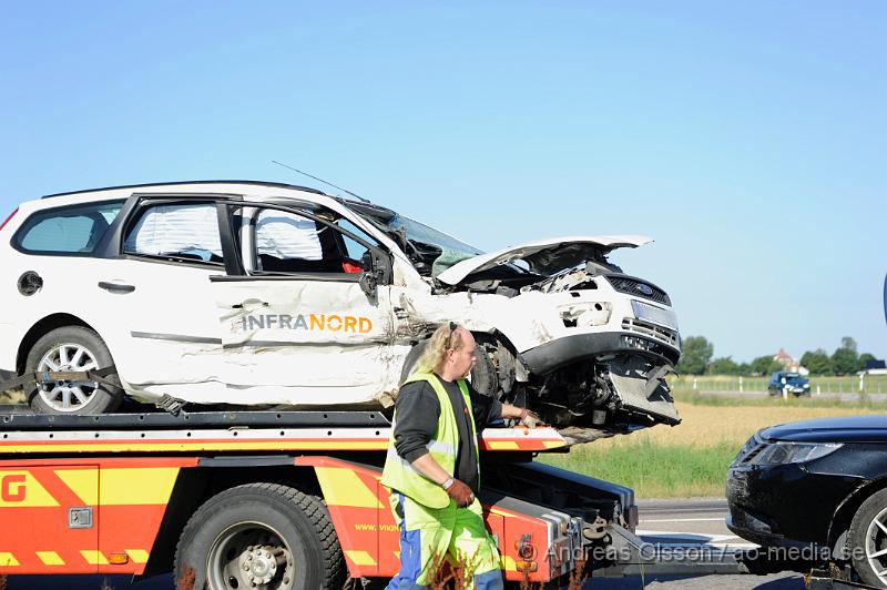 _DSC1741.JPG - Vid 08.15 larmades räddningstjänsten från Åstorp, Kvidinge och Klippan samt flera ambulanser och polis till väg 21 mellan Åstorp och Kvidinge där tre  personbilar av oklar anledning kolliderat. Minst fyra personer fick föras med ambulans till sjukhus, skadeläget oklart. Begränsad framkomlighet under räddnings och bärgningsarbetet.