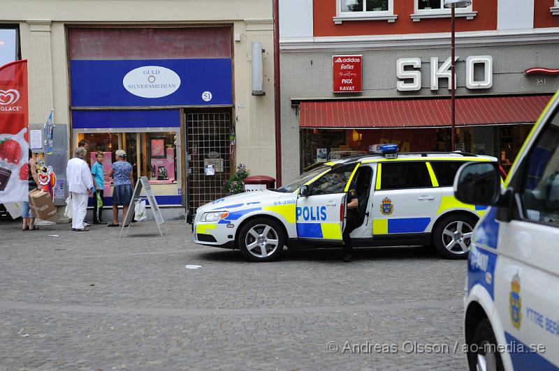 _DSC1770.JPG - Vid 17 tiden på Torsdags eftermiddagen fick Polis och väktare in ett larm från en guldsmedsbutik i Ängelholm att någon rånat butiken. Det ska ha varit en ensam gärningsman som gått in i butiken, hotat personalen och sedan slagit sönder några montrar med smycken och tagit dem och sedan lämnat platsen till fots. Några personer som uppmärksammat händelsen följde efter mannen som gick mot tågstationen. Även en väktare ska ha följt efter och gripit mannen på ett tåg mot helsingborg där han försökt gömma sig på toaletten. Väktaren ringde polisen som kom till platsen och tog över gripandet. Mannen hade då stöldgods på sig och man misstänker att han var drogpåverkad. Ingen person kom till skada och man ska inte heller ha sett något tillhyge.