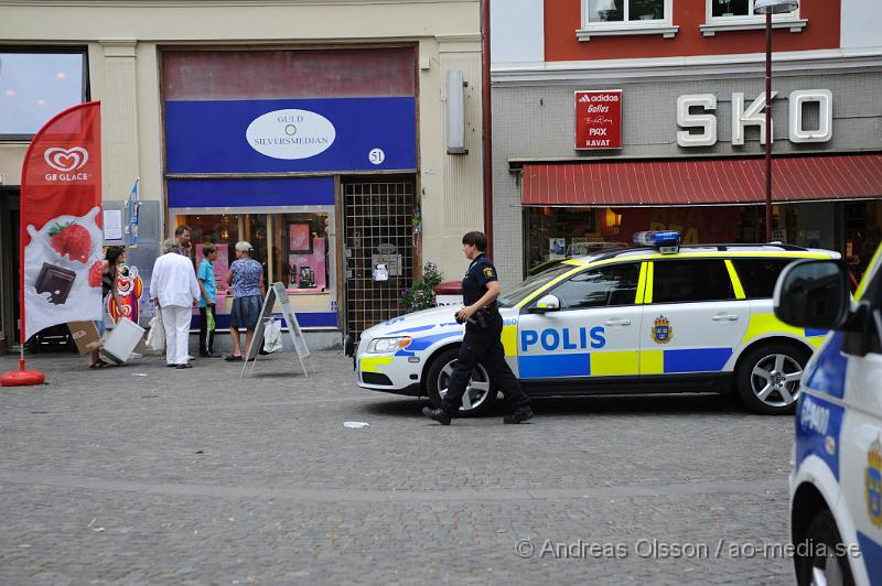 _DSC1771.JPG - Vid 17 tiden på Torsdags eftermiddagen fick Polis och väktare in ett larm från en guldsmedsbutik i Ängelholm att någon rånat butiken. Det ska ha varit en ensam gärningsman som gått in i butiken, hotat personalen och sedan slagit sönder några montrar med smycken och tagit dem och sedan lämnat platsen till fots. Några personer som uppmärksammat händelsen följde efter mannen som gick mot tågstationen. Även en väktare ska ha följt efter och gripit mannen på ett tåg mot helsingborg där han försökt gömma sig på toaletten. Väktaren ringde polisen som kom till platsen och tog över gripandet. Mannen hade då stöldgods på sig och man misstänker att han var drogpåverkad. Ingen person kom till skada och man ska inte heller ha sett något tillhyge.