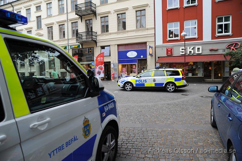 _DSC1774.JPG - Vid 17 tiden på Torsdags eftermiddagen fick Polis och väktare in ett larm från en guldsmedsbutik i Ängelholm att någon rånat butiken. Det ska ha varit en ensam gärningsman som gått in i butiken, hotat personalen och sedan slagit sönder några montrar med smycken och tagit dem och sedan lämnat platsen till fots. Några personer som uppmärksammat händelsen följde efter mannen som gick mot tågstationen. Även en väktare ska ha följt efter och gripit mannen på ett tåg mot helsingborg där han försökt gömma sig på toaletten. Väktaren ringde polisen som kom till platsen och tog över gripandet. Mannen hade då stöldgods på sig och man misstänker att han var drogpåverkad. Ingen person kom till skada och man ska inte heller ha sett något tillhyge.