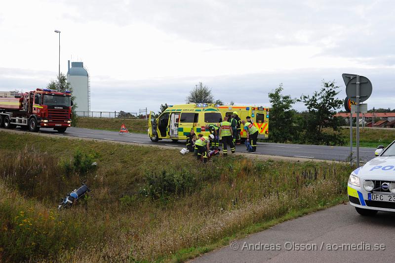 _DSC2250.JPG - Vid 18.25 upptäckte räddningstjänsten i Klippan en trafikolycka på kyrkogatan. Det var när dem var påväg hem från ett annat larm som dem upptäckte att en MC gått av vägen och låg i diket. Två personer befann sig på MCn. Det är oklart hur allvarligt skadade dem två blev men båda fördes med ambulans till sjukhus.