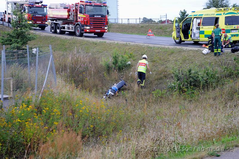 _DSC2252.JPG - Vid 18.25 upptäckte räddningstjänsten i Klippan en trafikolycka på kyrkogatan. Det var när dem var påväg hem från ett annat larm som dem upptäckte att en MC gått av vägen och låg i diket. Två personer befann sig på MCn. Det är oklart hur allvarligt skadade dem två blev men båda fördes med ambulans till sjukhus.