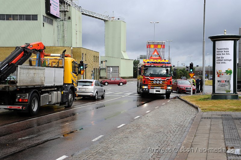 _DSC2259.JPG - Vid 09.10 larmades polis, ambulans och räddningstjänst till bredgatan i Helsingborg där två personbilar kolliderat i korsningen. Viss trafikstörning under räddnings och bärgnings arbetet. Minst en person fick föras med ambulans till sjukhus.