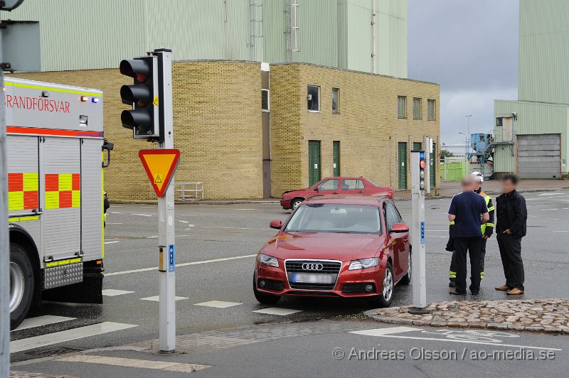 _DSC2261.JPG - Vid 09.10 larmades polis, ambulans och räddningstjänst till bredgatan i Helsingborg där två personbilar kolliderat i korsningen. Viss trafikstörning under räddnings och bärgnings arbetet. Minst en person fick föras med ambulans till sjukhus.