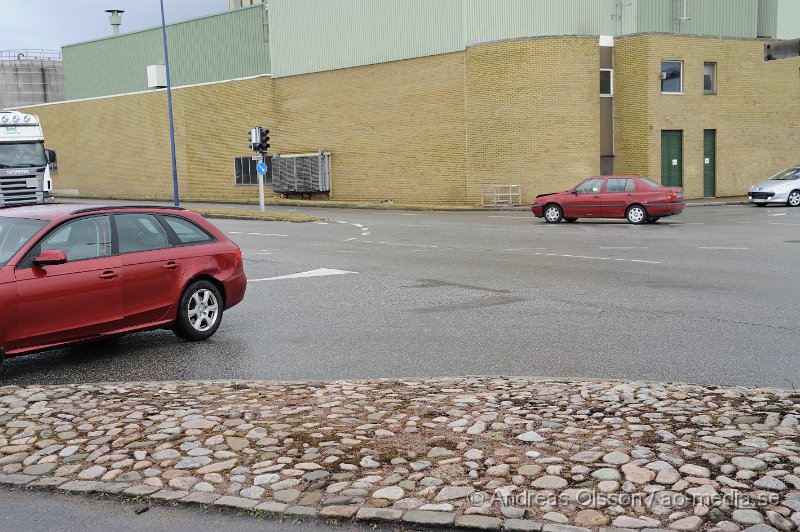 _DSC2262.JPG - Vid 09.10 larmades polis, ambulans och räddningstjänst till bredgatan i Helsingborg där två personbilar kolliderat i korsningen. Viss trafikstörning under räddnings och bärgnings arbetet. Minst en person fick föras med ambulans till sjukhus.
