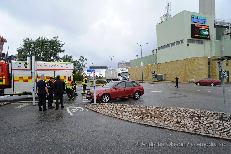 _DSC2264.JPG - Vid 09.10 larmades polis, ambulans och räddningstjänst till bredgatan i Helsingborg där två personbilar kolliderat i korsningen. Viss trafikstörning under räddnings och bärgnings arbetet. Minst en person fick föras med ambulans till sjukhus.