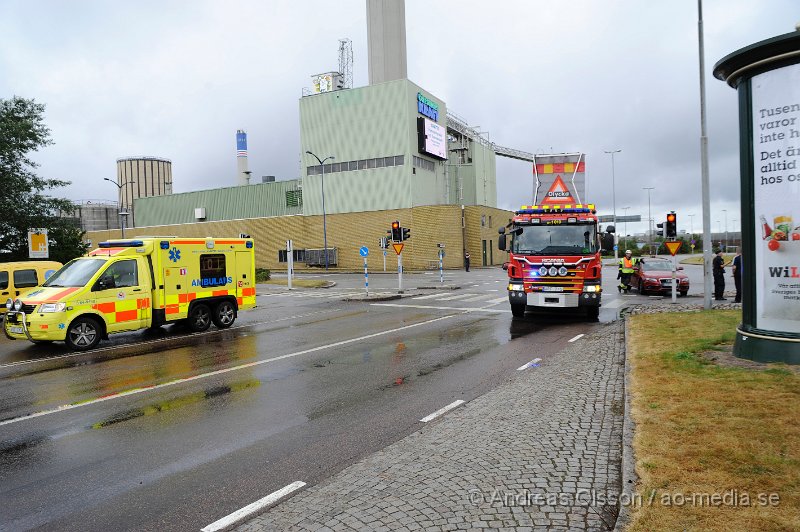 _DSC2268.JPG - Vid 09.10 larmades polis, ambulans och räddningstjänst till bredgatan i Helsingborg där två personbilar kolliderat i korsningen. Viss trafikstörning under räddnings och bärgnings arbetet. Minst en person fick föras med ambulans till sjukhus.