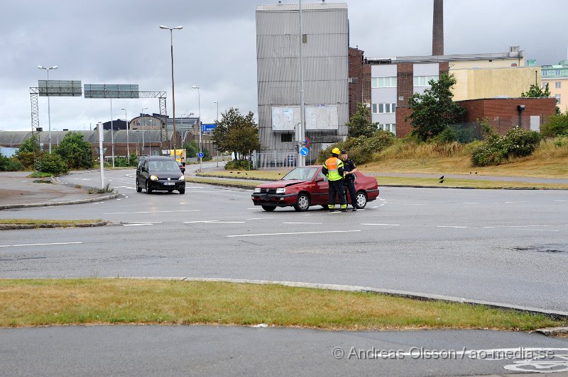 _DSC2271.JPG - Vid 09.10 larmades polis, ambulans och räddningstjänst till bredgatan i Helsingborg där två personbilar kolliderat i korsningen. Viss trafikstörning under räddnings och bärgnings arbetet. Minst en person fick föras med ambulans till sjukhus.