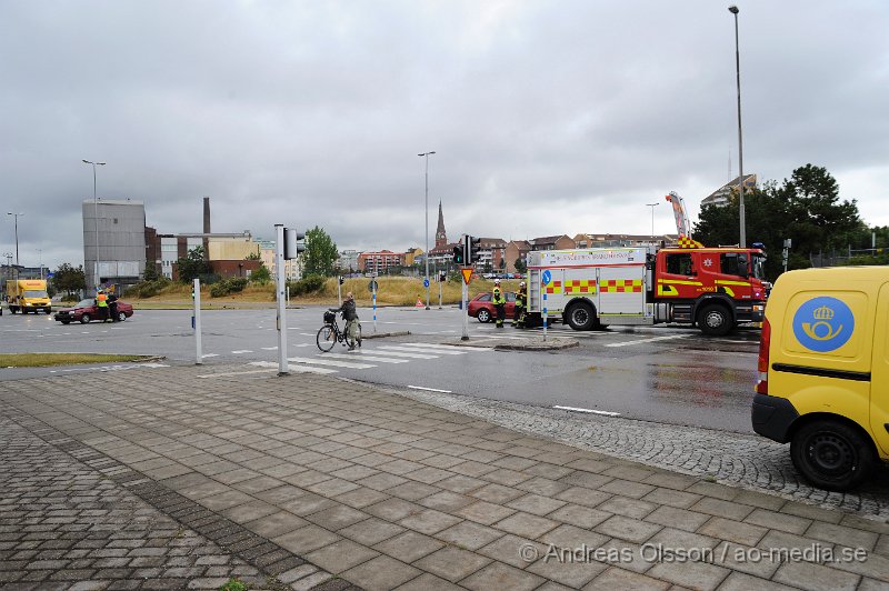 _DSC2272.JPG - Vid 09.10 larmades polis, ambulans och räddningstjänst till bredgatan i Helsingborg där två personbilar kolliderat i korsningen. Viss trafikstörning under räddnings och bärgnings arbetet. Minst en person fick föras med ambulans till sjukhus.