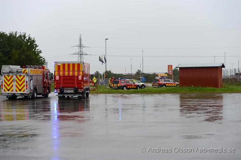 DSC_0182.JPG - Strax efter 15 larmades räddningstjänst och polis till Tåstarpsvägen där man fått in larm om en gasläcka från en gaspump på Q star macken. Det är oklart hur läckan uppståt men ingen person kom till skada och faran kunde blåsas av efter ca 40 minuter.