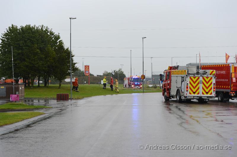 DSC_0183.JPG - Strax efter 15 larmades räddningstjänst och polis till Tåstarpsvägen där man fått in larm om en gasläcka från en gaspump på Q star macken. Det är oklart hur läckan uppståt men ingen person kom till skada och faran kunde blåsas av efter ca 40 minuter.