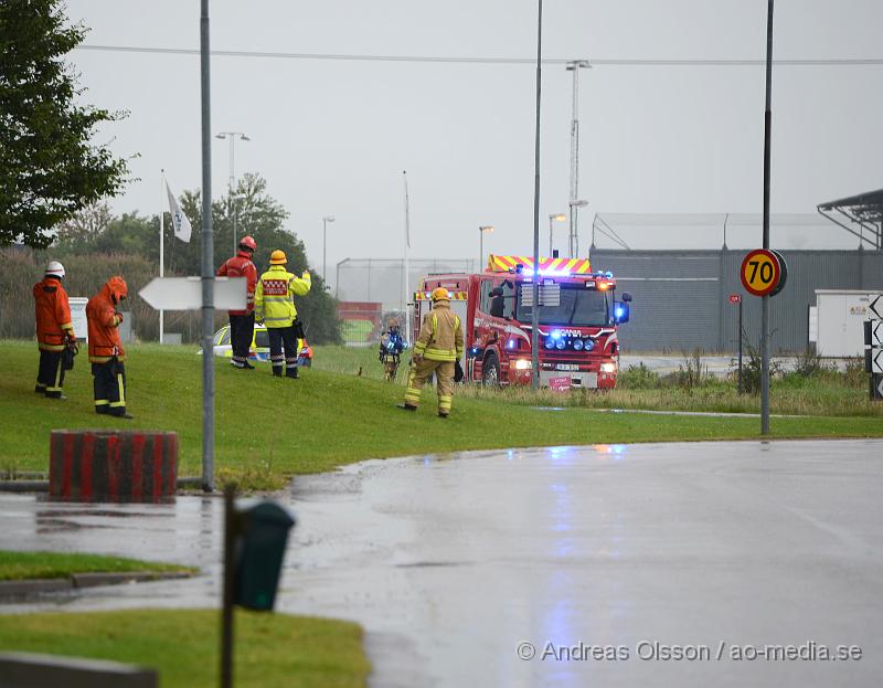 DSC_0187.JPG - Strax efter 15 larmades räddningstjänst och polis till Tåstarpsvägen där man fått in larm om en gasläcka från en gaspump på Q star macken. Det är oklart hur läckan uppståt men ingen person kom till skada och faran kunde blåsas av efter ca 40 minuter.