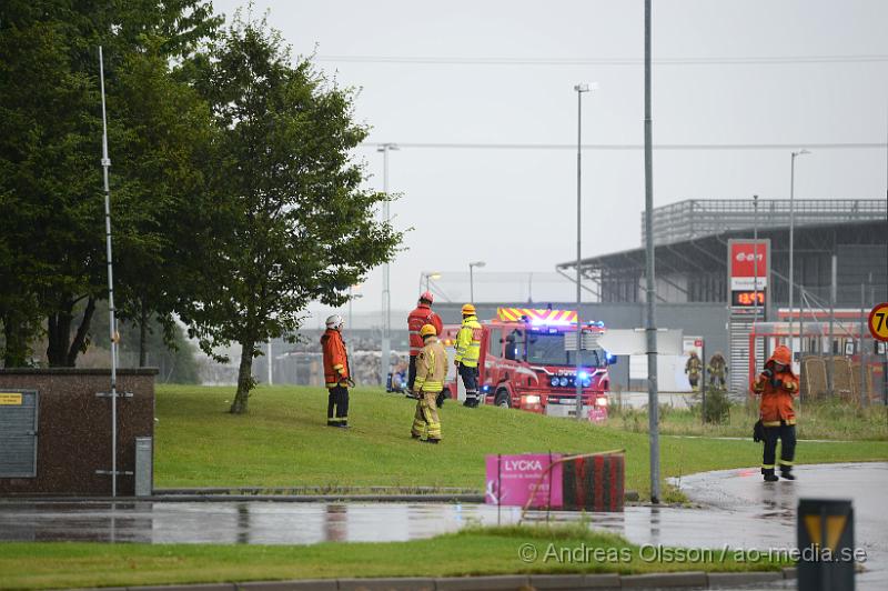 DSC_0189.JPG - Strax efter 15 larmades räddningstjänst och polis till Tåstarpsvägen där man fått in larm om en gasläcka från en gaspump på Q star macken. Det är oklart hur läckan uppståt men ingen person kom till skada och faran kunde blåsas av efter ca 40 minuter.