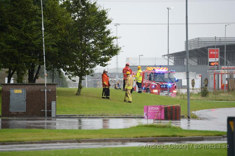 DSC_0190.JPG - Strax efter 15 larmades räddningstjänst och polis till Tåstarpsvägen där man fått in larm om en gasläcka från en gaspump på Q star macken. Det är oklart hur läckan uppståt men ingen person kom till skada och faran kunde blåsas av efter ca 40 minuter.