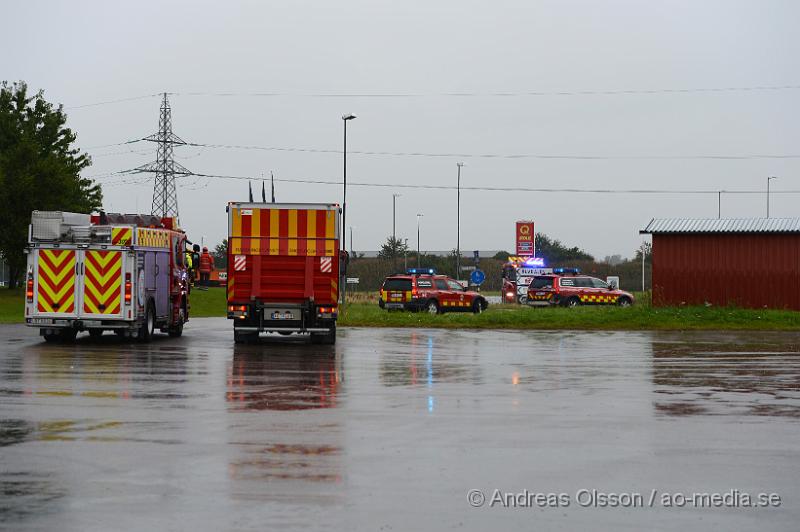 DSC_0197.JPG - Strax efter 15 larmades räddningstjänst och polis till Tåstarpsvägen där man fått in larm om en gasläcka från en gaspump på Q star macken. Det är oklart hur läckan uppståt men ingen person kom till skada och faran kunde blåsas av efter ca 40 minuter.