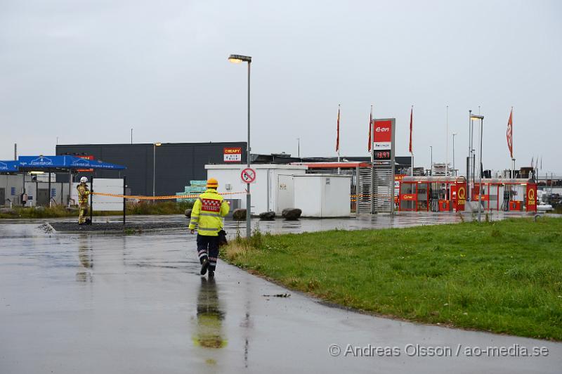 DSC_0202.JPG - Strax efter 15 larmades räddningstjänst och polis till Tåstarpsvägen där man fått in larm om en gasläcka från en gaspump på Q star macken. Det är oklart hur läckan uppståt men ingen person kom till skada och faran kunde blåsas av efter ca 40 minuter.