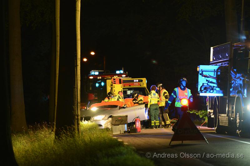 DSC_0433.JPG - Vid 21.30 larmades räddningstjänsten, Ambulans och Polis till Hjortshögsvägen vid Mörarp där en personbil av oklar anledning kört av vägen och krockat med ett träd. Bilen fick klippas upp för att få ut personen på ett säkert sätt. Det är oklart vilka skador den inblandade fått. Vägen var helt avstängd under räddningsarbetet.