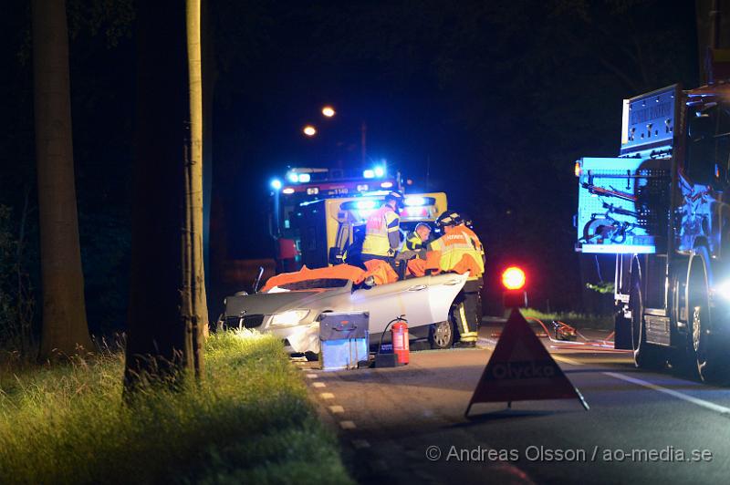 DSC_0436.JPG - Vid 21.30 larmades räddningstjänsten, Ambulans och Polis till Hjortshögsvägen vid Mörarp där en personbil av oklar anledning kört av vägen och krockat med ett träd. Bilen fick klippas upp för att få ut personen på ett säkert sätt. Det är oklart vilka skador den inblandade fått. Vägen var helt avstängd under räddningsarbetet.