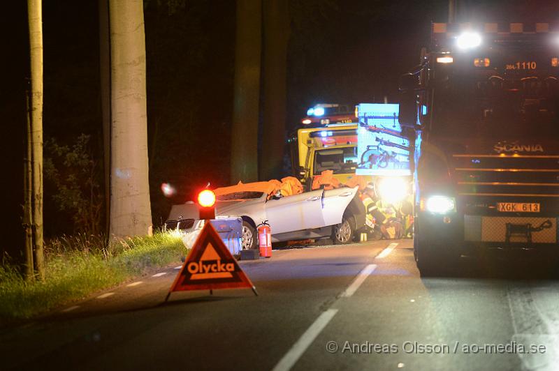 DSC_0440.JPG - Vid 21.30 larmades räddningstjänsten, Ambulans och Polis till Hjortshögsvägen vid Mörarp där en personbil av oklar anledning kört av vägen och krockat med ett träd. Bilen fick klippas upp för att få ut personen på ett säkert sätt. Det är oklart vilka skador den inblandade fått. Vägen var helt avstängd under räddningsarbetet.