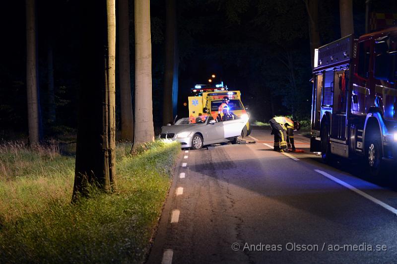 DSC_0443.JPG - Vid 21.30 larmades räddningstjänsten, Ambulans och Polis till Hjortshögsvägen vid Mörarp där en personbil av oklar anledning kört av vägen och krockat med ett träd. Bilen fick klippas upp för att få ut personen på ett säkert sätt. Det är oklart vilka skador den inblandade fått. Vägen var helt avstängd under räddningsarbetet.