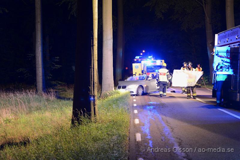 DSC_0448.JPG - Vid 21.30 larmades räddningstjänsten, Ambulans och Polis till Hjortshögsvägen vid Mörarp där en personbil av oklar anledning kört av vägen och krockat med ett träd. Bilen fick klippas upp för att få ut personen på ett säkert sätt. Det är oklart vilka skador den inblandade fått. Vägen var helt avstängd under räddningsarbetet.