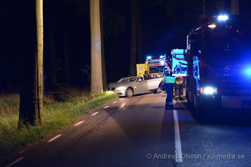 DSC_0453.JPG - Vid 21.30 larmades räddningstjänsten, Ambulans och Polis till Hjortshögsvägen vid Mörarp där en personbil av oklar anledning kört av vägen och krockat med ett träd. Bilen fick klippas upp för att få ut personen på ett säkert sätt. Det är oklart vilka skador den inblandade fått. Vägen var helt avstängd under räddningsarbetet.