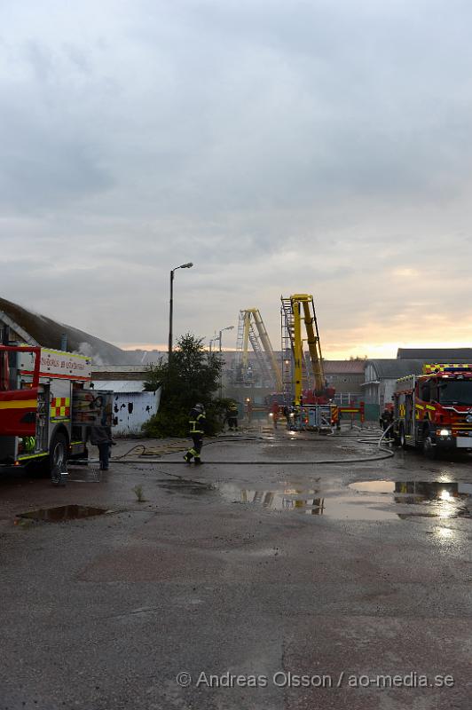 DSC_0474.JPG - Vid 19 tiden larmades en större räddningsstyrka till Skogsgatan i Helsingborg där det kom svart rök från swebus gamla bussgarage. När räddningstjänsten kom till platsen brann det med öppna lågor från taket. Byggnaden är kulturskyddad och det är oklart om räddningstjänsten lyckas rädda byggnaden för det brinner under taket som är gjort av eternitplattor. Strax innan det började brinna i byggnade har vittnen berättat att man sett minst fyra personer lämna området.  Ingen person ska ha kommit till skada.