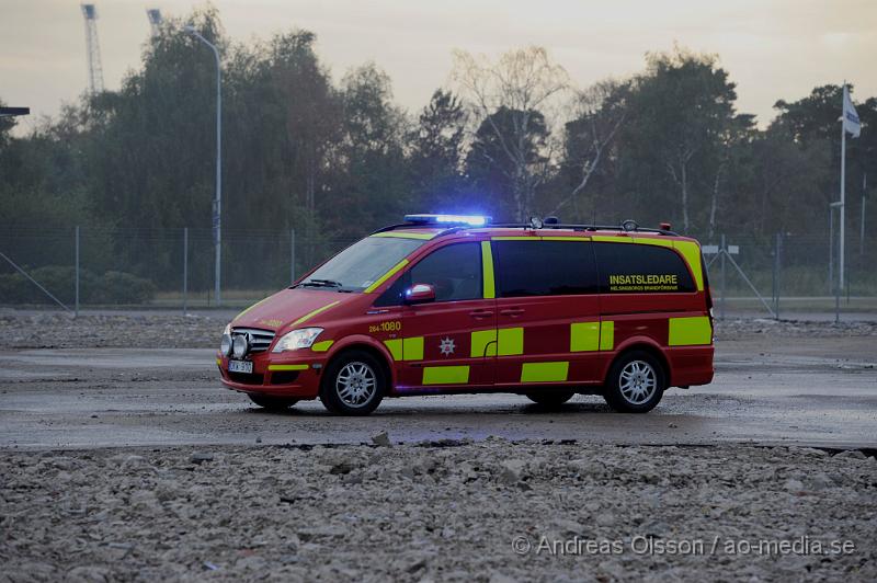 _DSC2316.JPG - Vid 19 tiden larmades en större räddningsstyrka till Skogsgatan i Helsingborg där det kom svart rök från swebus gamla bussgarage. När räddningstjänsten kom till platsen brann det med öppna lågor från taket. Byggnaden är kulturskyddad och det är oklart om räddningstjänsten lyckas rädda byggnaden för det brinner under taket som är gjort av eternitplattor. Strax innan det började brinna i byggnade har vittnen berättat att man sett minst fyra personer lämna området.  Ingen person ska ha kommit till skada.