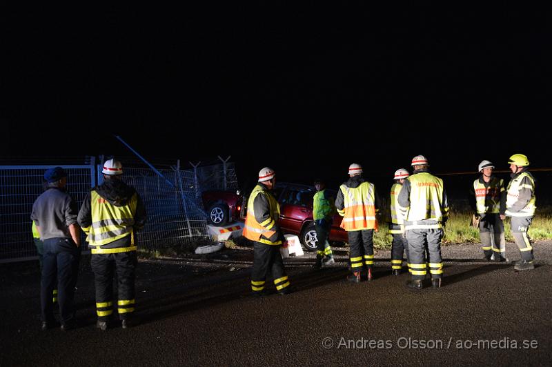 DSC_0456.JPG - Vid 04,20 larmades räddningstjänsten, ambulans och polis till Kvidinge där en personbil kört av vägen och krockat med ett staket, en lyktstolpe och en betong sugga. När räddningspersonal kom fram till platsen hade personen eller personerna avvikit från platsen. Det är oklart om någon har skadats.