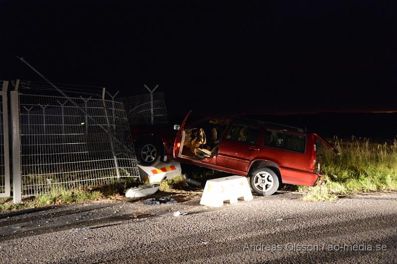 DSC_0460.JPG - Vid 04,20 larmades räddningstjänsten, ambulans och polis till Kvidinge där en personbil kört av vägen och krockat med ett staket, en lyktstolpe och en betong sugga. När räddningspersonal kom fram till platsen hade personen eller personerna avvikit från platsen. Det är oklart om någon har skadats.