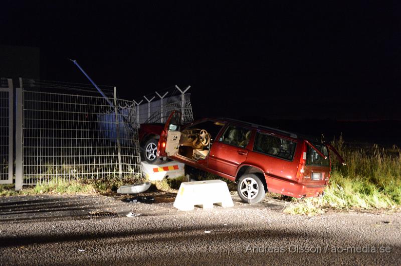 DSC_0462.JPG - Vid 04,20 larmades räddningstjänsten, ambulans och polis till Kvidinge där en personbil kört av vägen och krockat med ett staket, en lyktstolpe och en betong sugga. När räddningspersonal kom fram till platsen hade personen eller personerna avvikit från platsen. Det är oklart om någon har skadats.