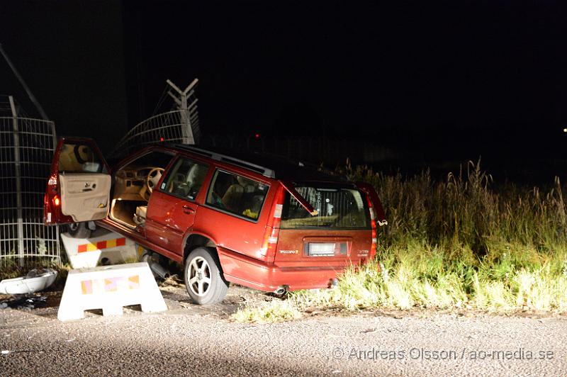 DSC_0463.JPG - Vid 04,20 larmades räddningstjänsten, ambulans och polis till Kvidinge där en personbil kört av vägen och krockat med ett staket, en lyktstolpe och en betong sugga. När räddningspersonal kom fram till platsen hade personen eller personerna avvikit från platsen. Det är oklart om någon har skadats.