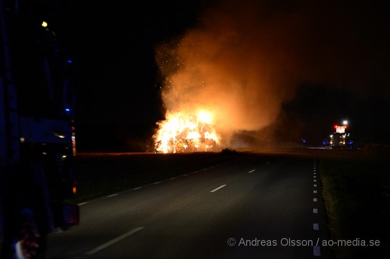 DSC_0557.JPG - Vid 23.10 larmades räddningstjänst och polis till Åbrovägen i Billesholm där det ska brinna kraftigt i ca 200-250 Halmbalar. Vad som orsakat branden är oklart i nuläget. Ingen person kom till skada och ingen större spridningsrisk fanns. Vägen är helt avstängd under släckningsarbetet.